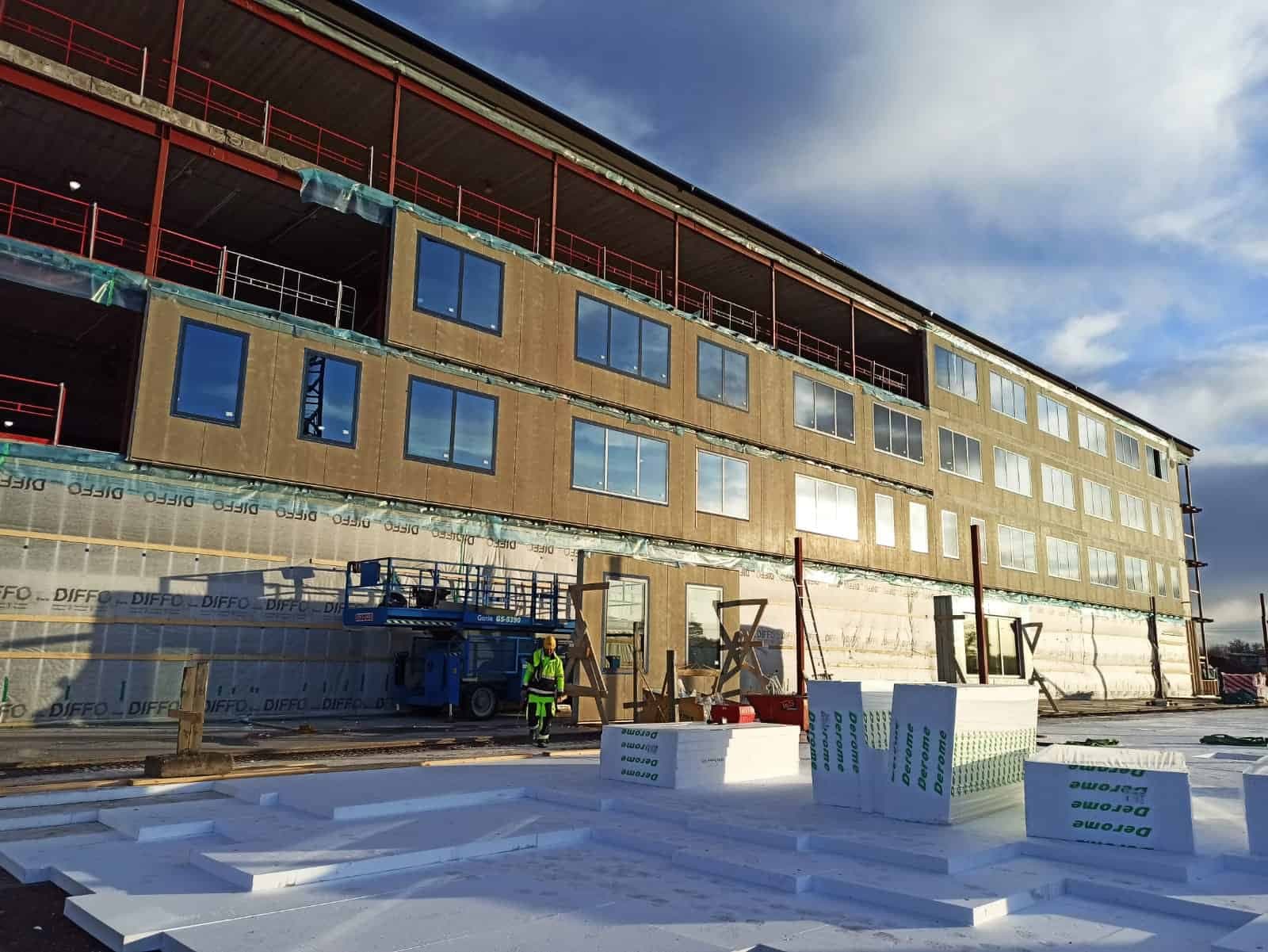 Siltināti ēkas fasādes paneļu jeb infill paneļu dzīvokļu māja Zviedrijā image 1