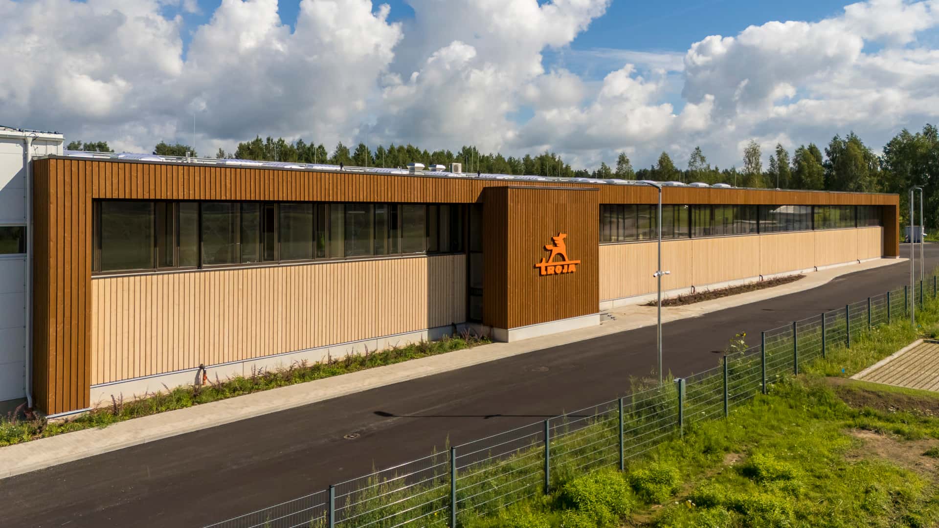 Rūpniecības ēkas fasādes risinājumi ar CLT un infill paneļiem — Latvija