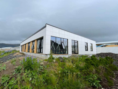 Īslandē pie Reikjavīkas pabeigta plaša dvīņu māja